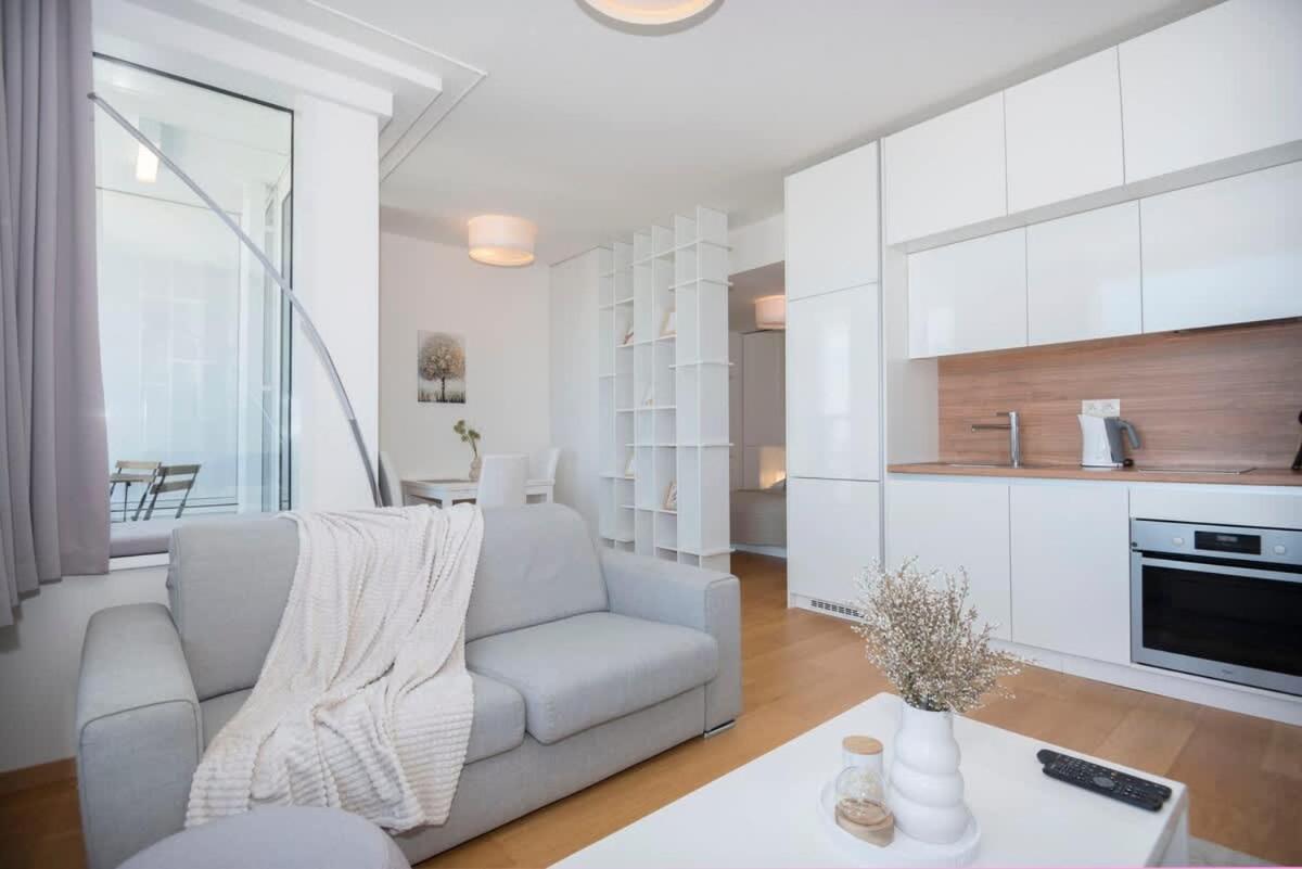 Apartamento Luxury 1Bdrm On The 28Th Floor Bratislava Exterior foto