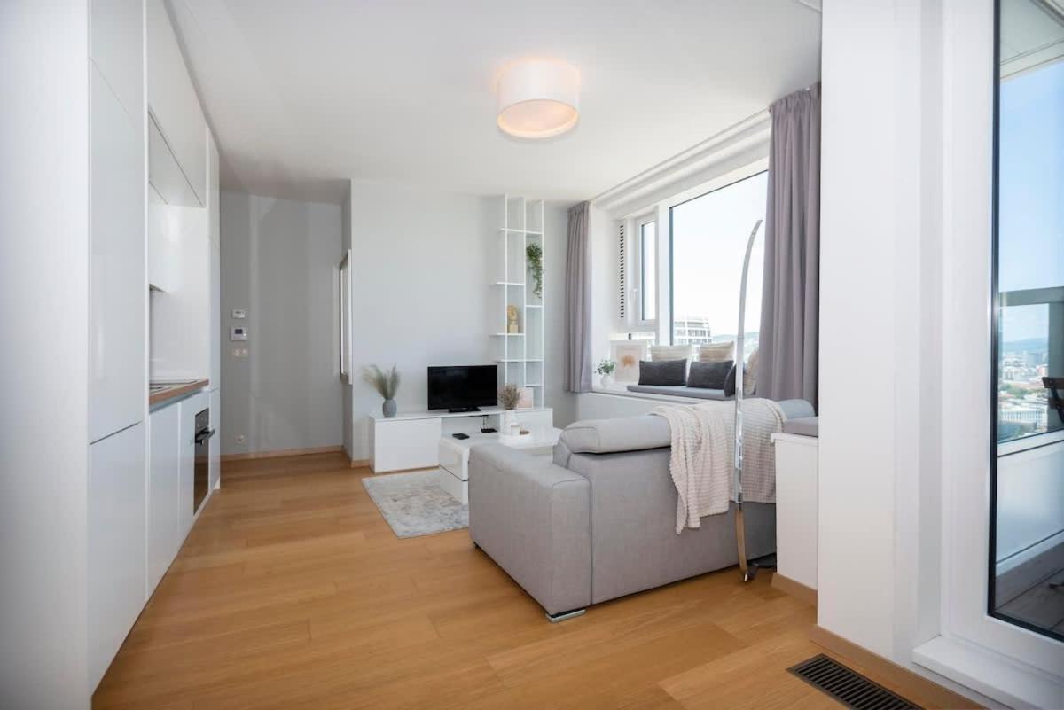Apartamento Luxury 1Bdrm On The 28Th Floor Bratislava Exterior foto